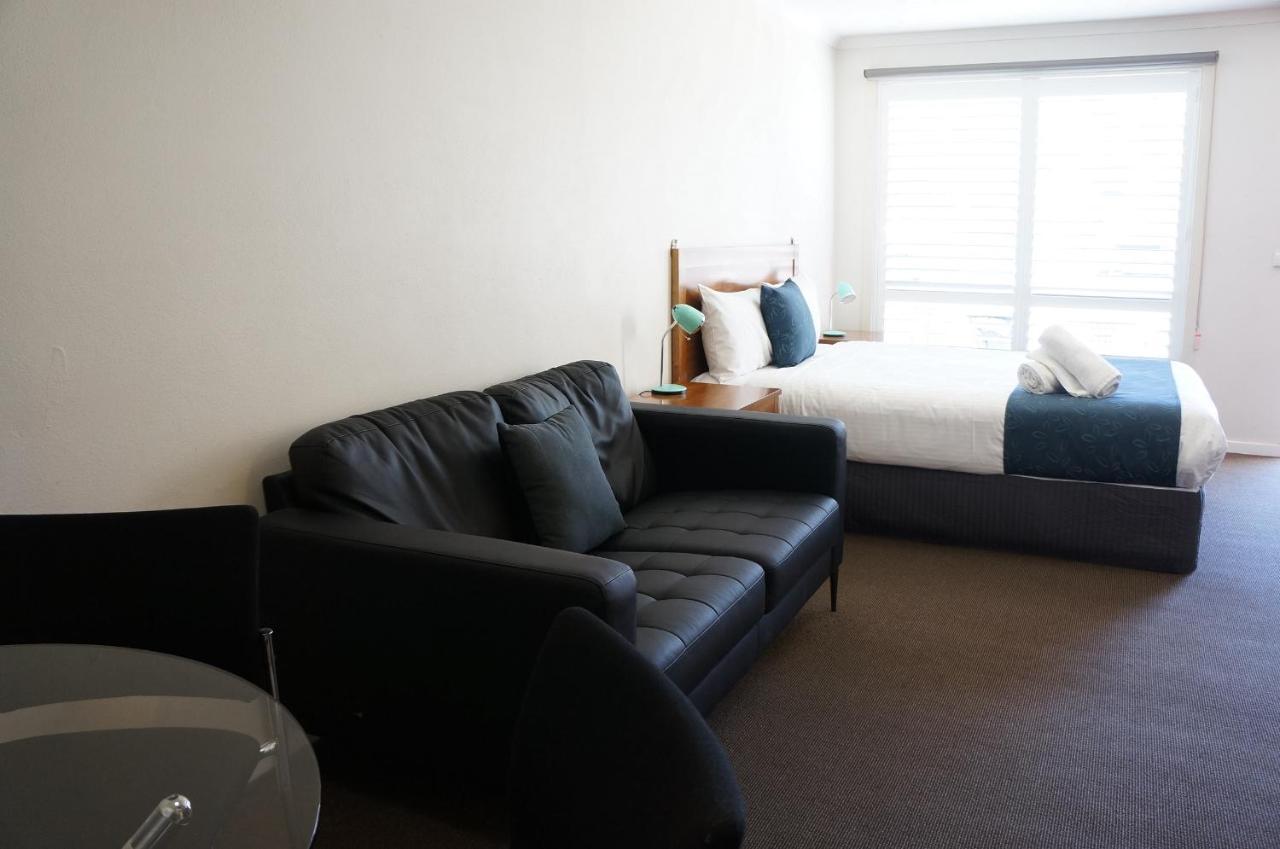 Waves Motel And Apartments Уорнъмбул Екстериор снимка