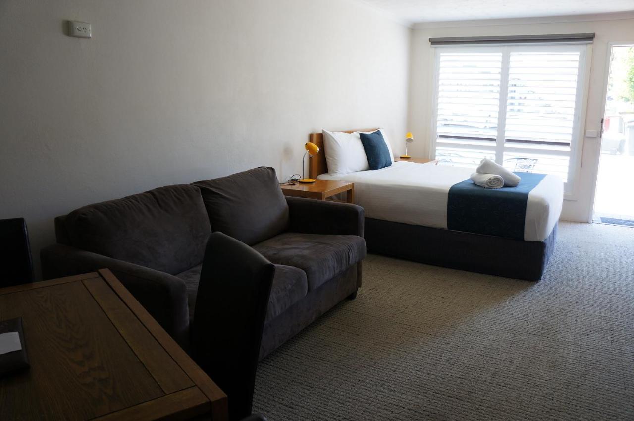 Waves Motel And Apartments Уорнъмбул Екстериор снимка