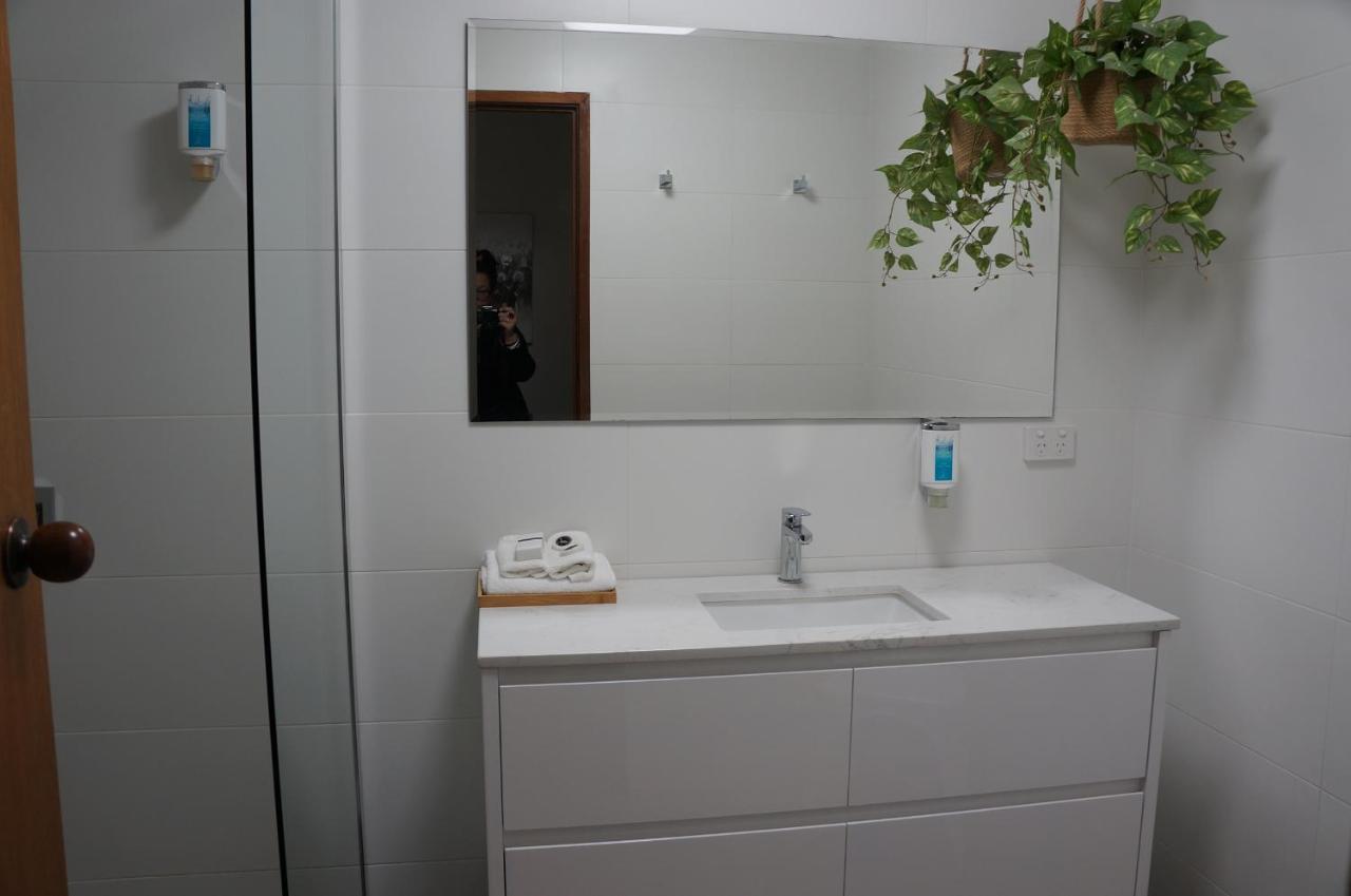 Waves Motel And Apartments Уорнъмбул Екстериор снимка