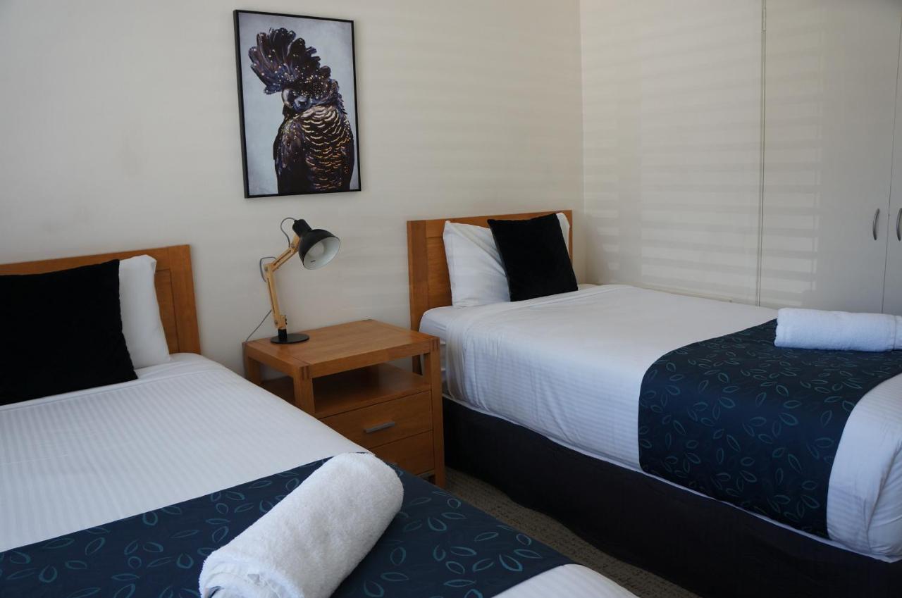 Waves Motel And Apartments Уорнъмбул Екстериор снимка