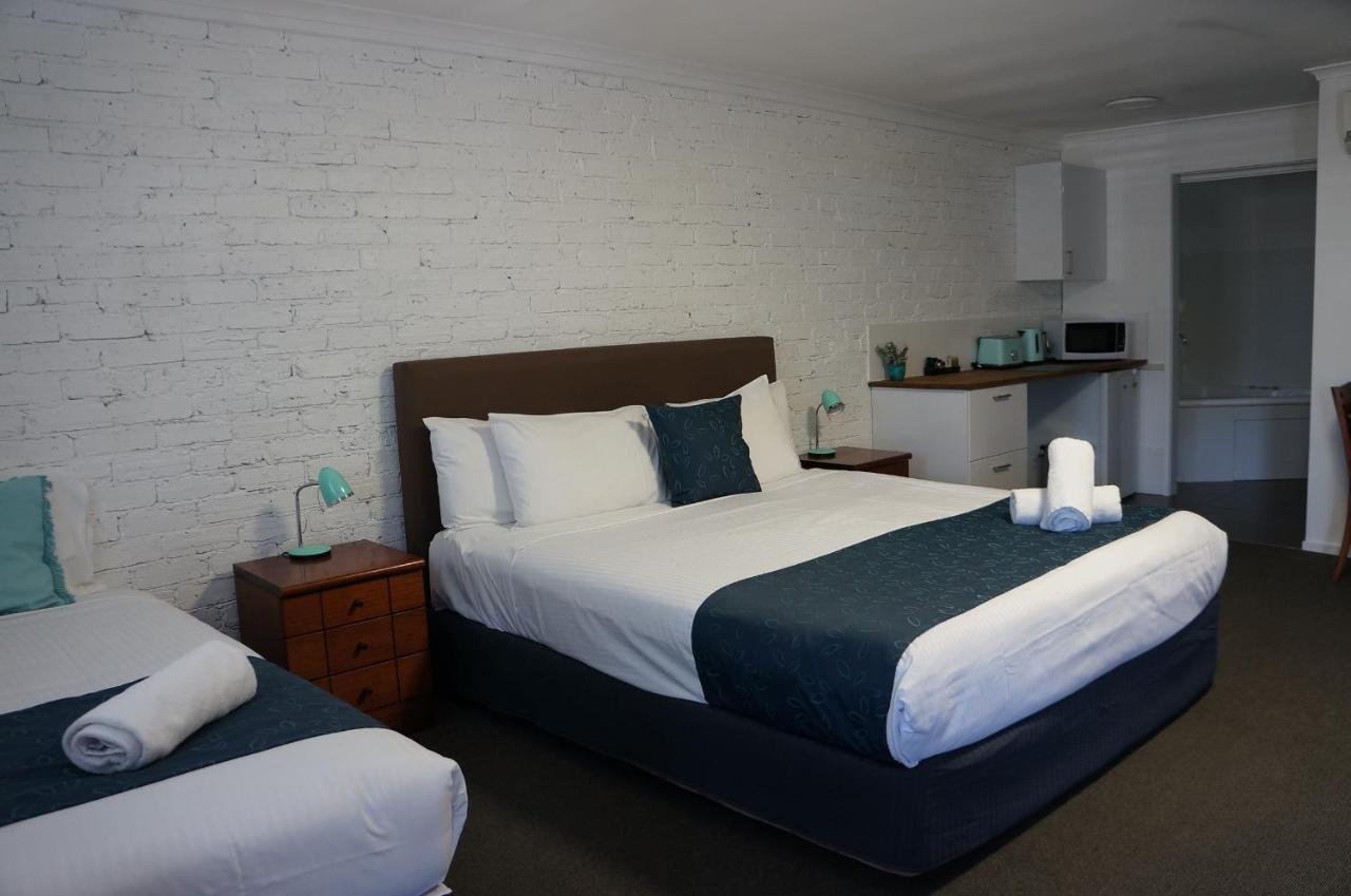 Waves Motel And Apartments Уорнъмбул Екстериор снимка