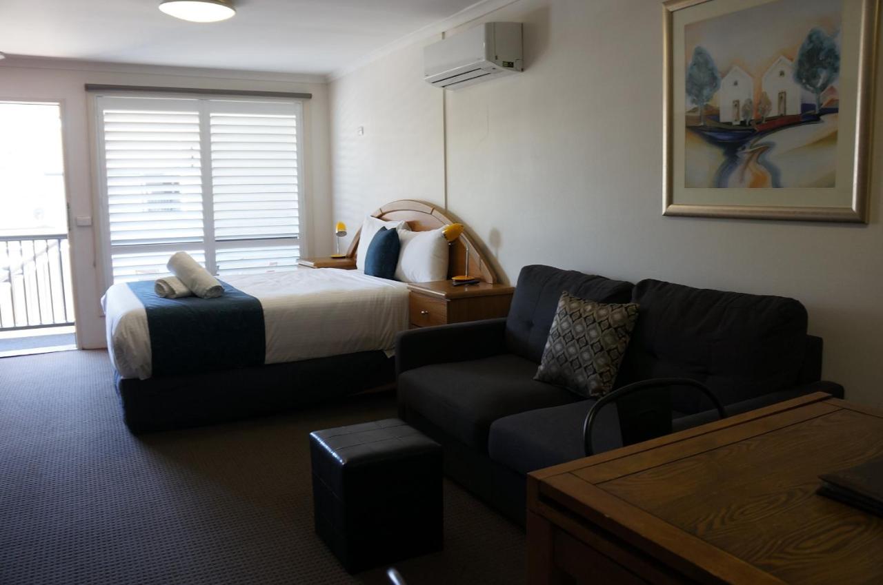 Waves Motel And Apartments Уорнъмбул Екстериор снимка