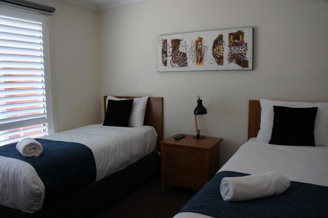 Waves Motel And Apartments Уорнъмбул Екстериор снимка