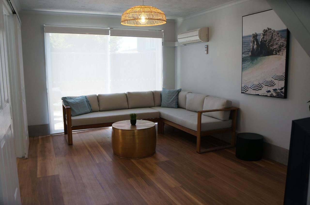 Waves Motel And Apartments Уорнъмбул Екстериор снимка