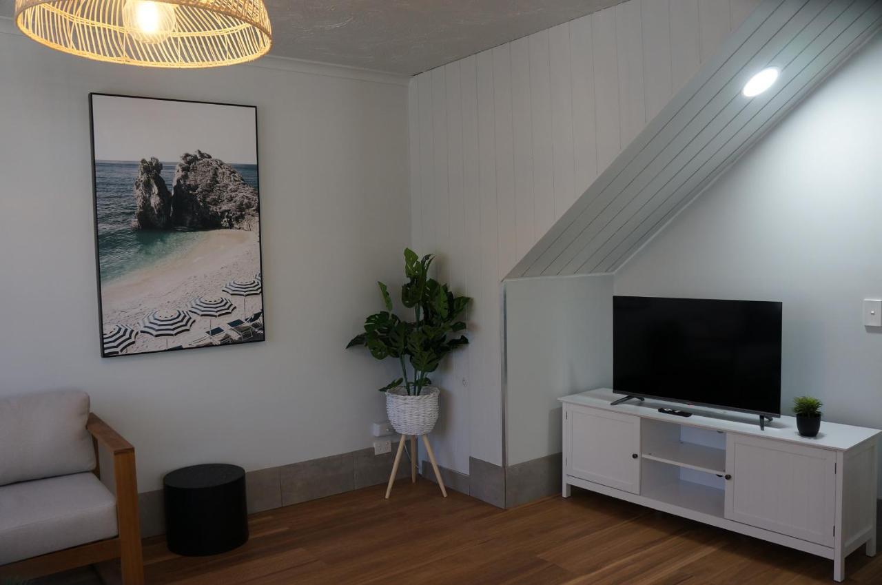 Waves Motel And Apartments Уорнъмбул Екстериор снимка