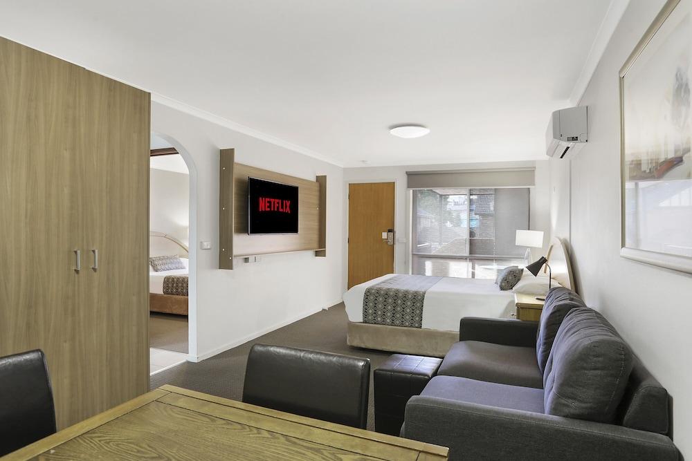Waves Motel And Apartments Уорнъмбул Екстериор снимка