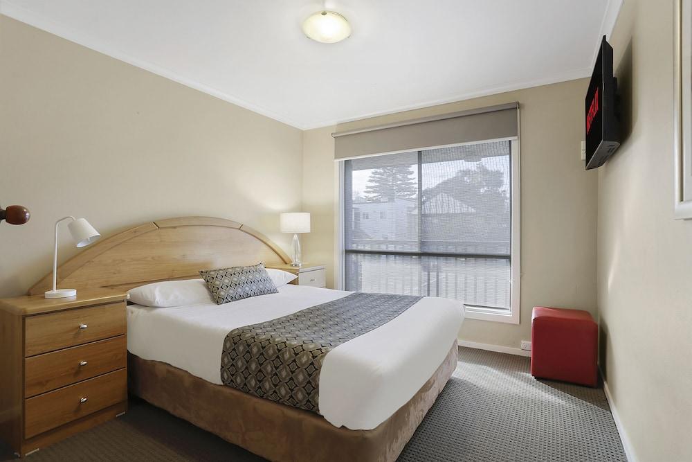 Waves Motel And Apartments Уорнъмбул Екстериор снимка