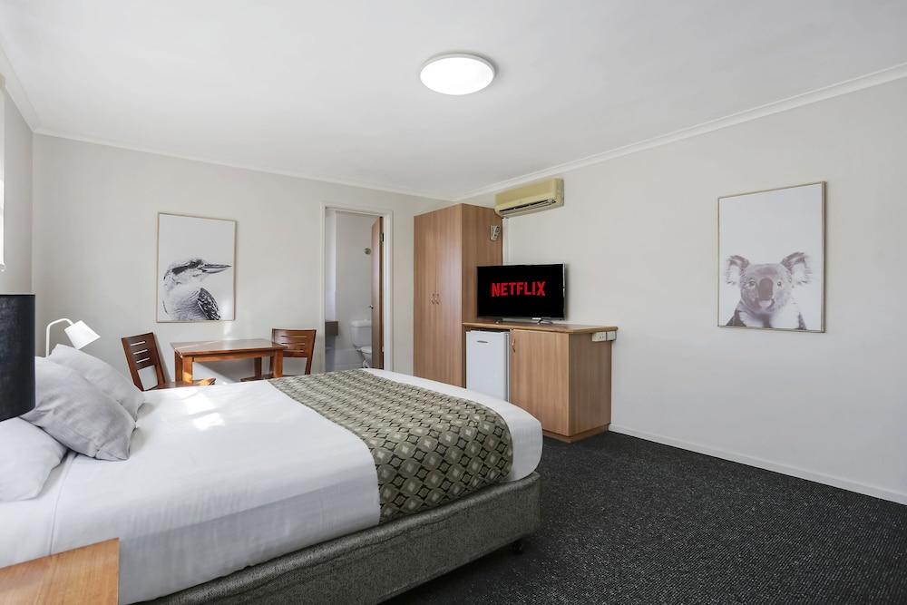 Waves Motel And Apartments Уорнъмбул Екстериор снимка