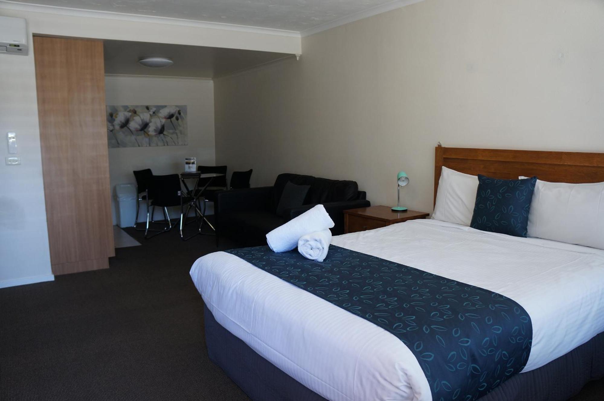 Waves Motel And Apartments Уорнъмбул Екстериор снимка
