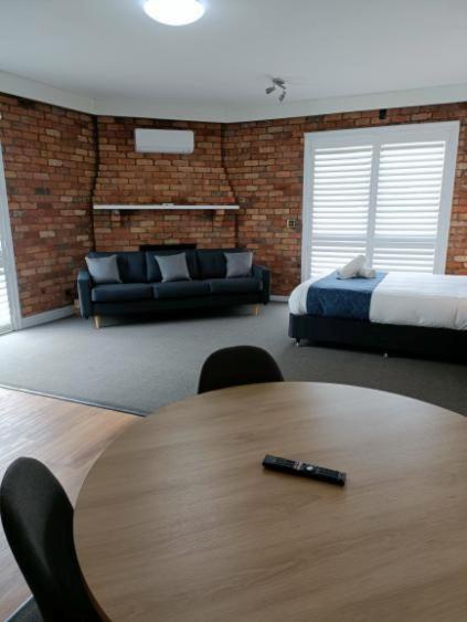 Waves Motel And Apartments Уорнъмбул Екстериор снимка