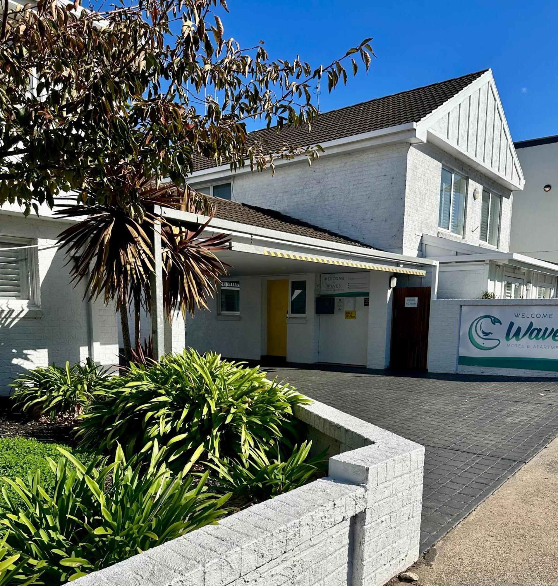 Waves Motel And Apartments Уорнъмбул Екстериор снимка