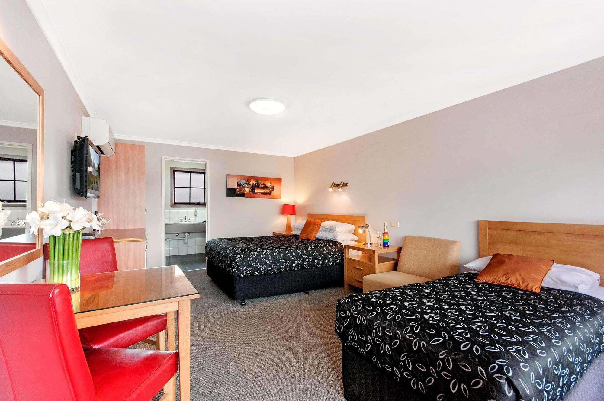 Waves Motel And Apartments Уорнъмбул Екстериор снимка