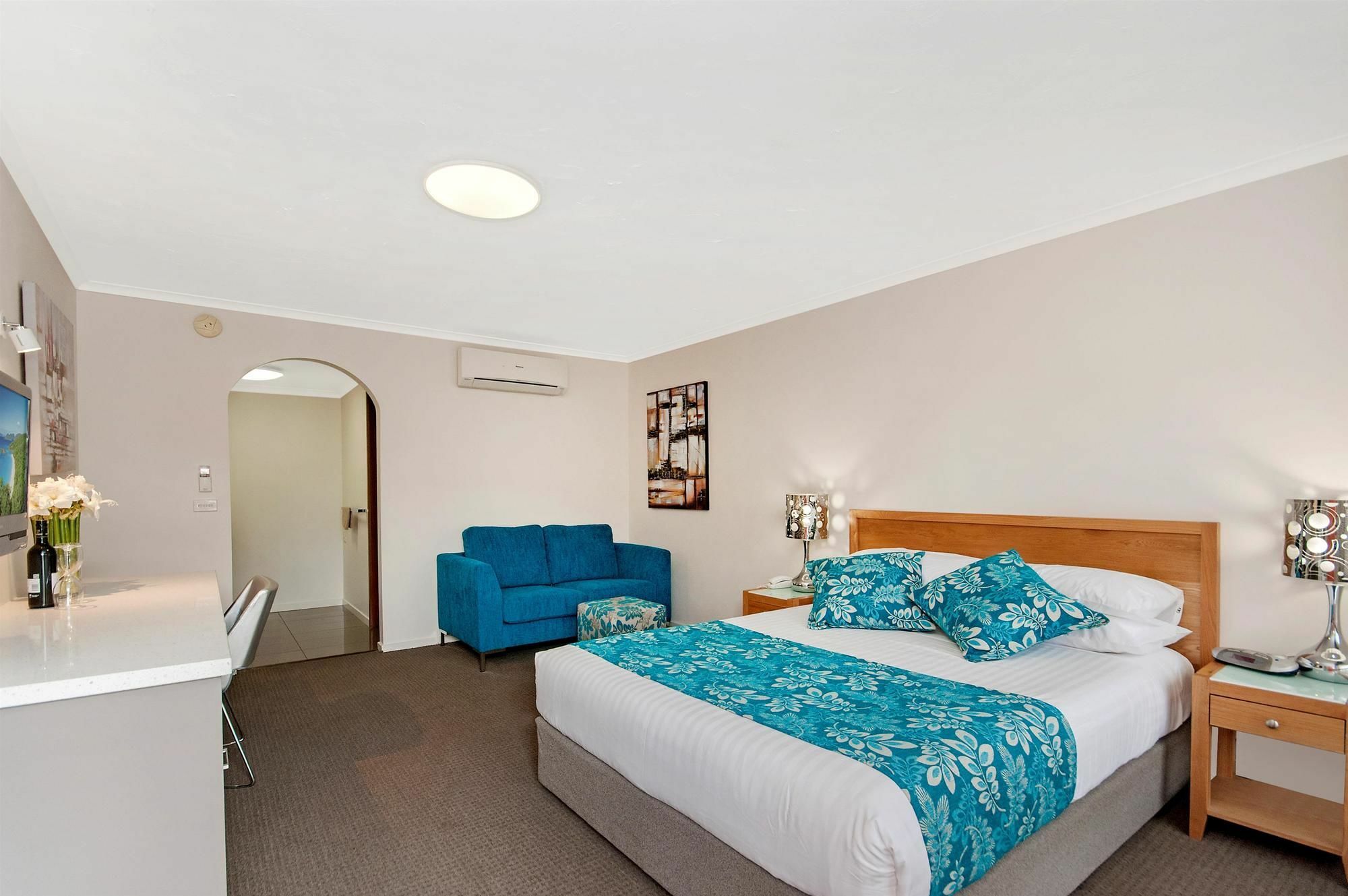 Waves Motel And Apartments Уорнъмбул Екстериор снимка